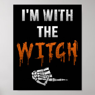 Póster Estoy con Witch Skeleton Hand Funny Halloween Husb