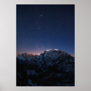 Póster Estrellas y montañas nevadas