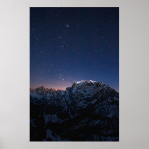 Póster Estrellas y montañas nevadas