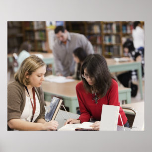 Póster Estudiante hablando con bibliotecaria en la biblio