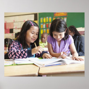 Póster Estudiantes que trabajan junto en sala de clase