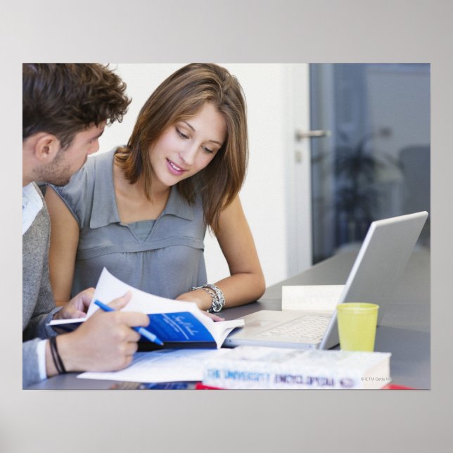 Póster Estudiantes universitarios que usan laptop en aula (Frente)