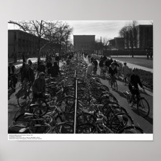 Póster Estudiantes y bicicletas cerca de la Biblioteca, f