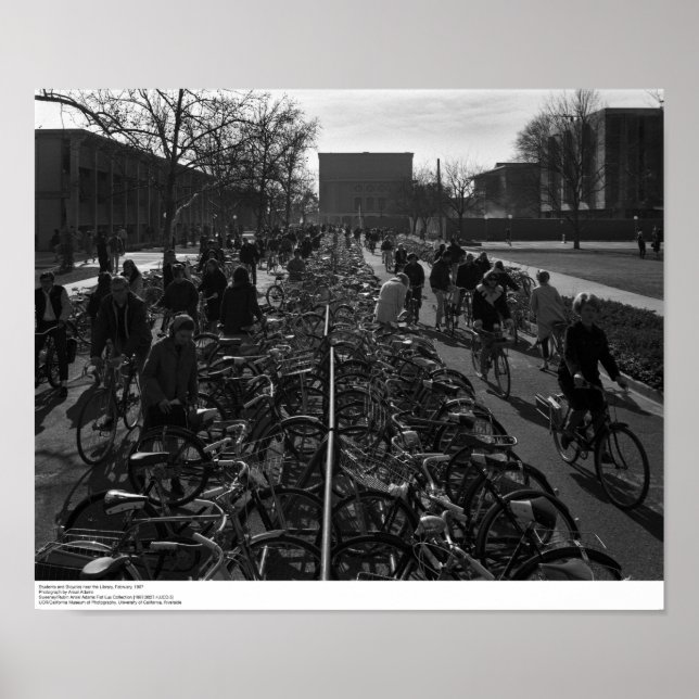 Póster Estudiantes y bicicletas cerca de la Biblioteca, f (Frente)