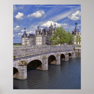 Póster Europa, Francia, Chambord. Un puente de piedra con