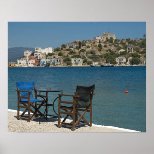 Póster Europa, Grecia, Kastellorizo: sillas al borde