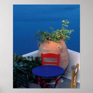 Póster Europa, Grecia, Santorini. Terraza con vistas al m