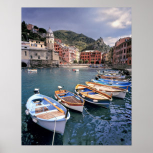 Póster Europa, Italia, Vernazza. Barcos pintados de forma