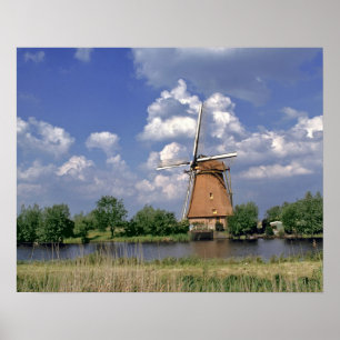 Póster Europe, Netherlands, Kinerdijk. A windmill sits