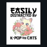 Póster Fácilmente distraído por K-pop y gatos | Regalos<br><div class="desc">Este lindo "fácilmente distraído por K-pop y gatos" diciendo que la camiseta es ideal como una idea de regalo graciosa para los amantes del K-pop que tienen gatos como mascotas.</div>