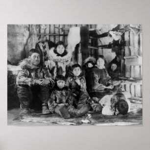 Póster Familia esquimal en fotografía del iglú del