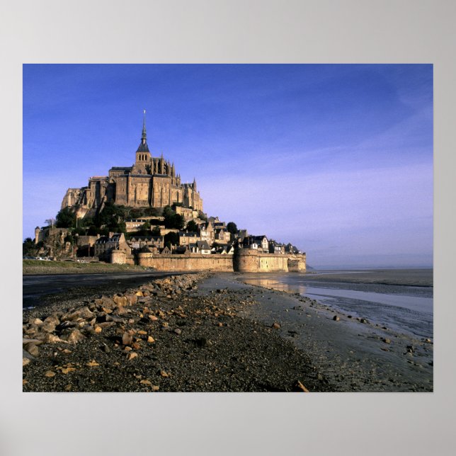 Póster Famosa fortaleza de la isla Le Mont St Michel en (Frente)