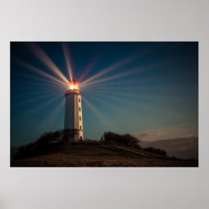 Póster Faro en una colina que brilla por la noche