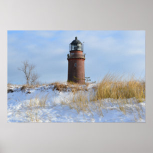 Póster Faro turbio en una costa rocosa en invierno