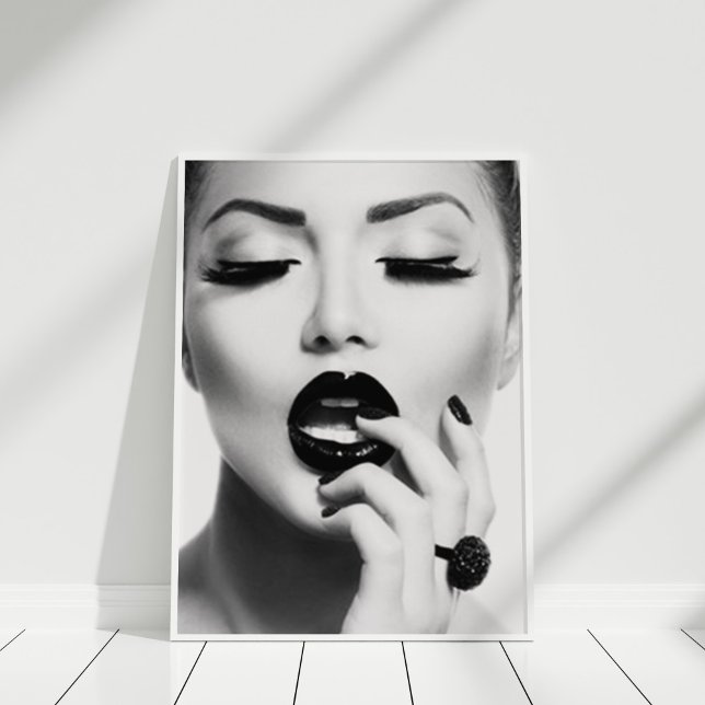 Póster Fashion Modell Poster Print (Black and White Fashion Model Poster Print in white frame against white wall.)