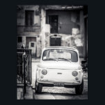 Póster Fiat 500, Cinquecento, Poster en Italia<br><div class="desc">Una clásica toma en blanco y negro de un Fiat 500,  cinquecento,  tomada en el centro de Italia. Un icónico diseño retro clásico. Fiat 500, Fiat, 500, Cinquecento, Roma, Italia, Car, Classic, Black y White</div>