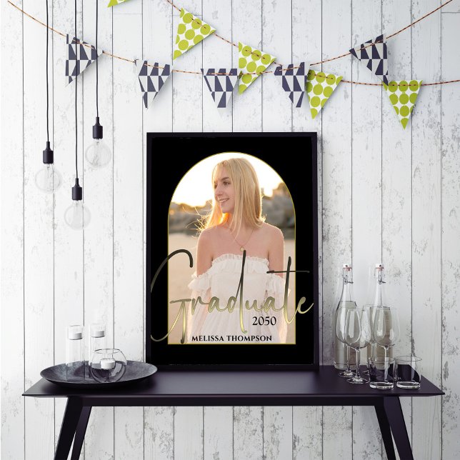 Póster Fiesta de fotografía de Black Arch con guión de gr (Gold script photo graduate poster template.)