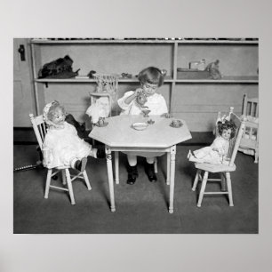 Póster Fiesta de té con muñecas, 1923. Foto de cosecha de