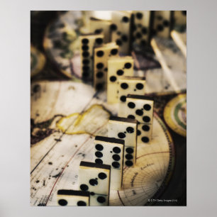 Póster Fila de dominó en el mapa del mundo antiguo