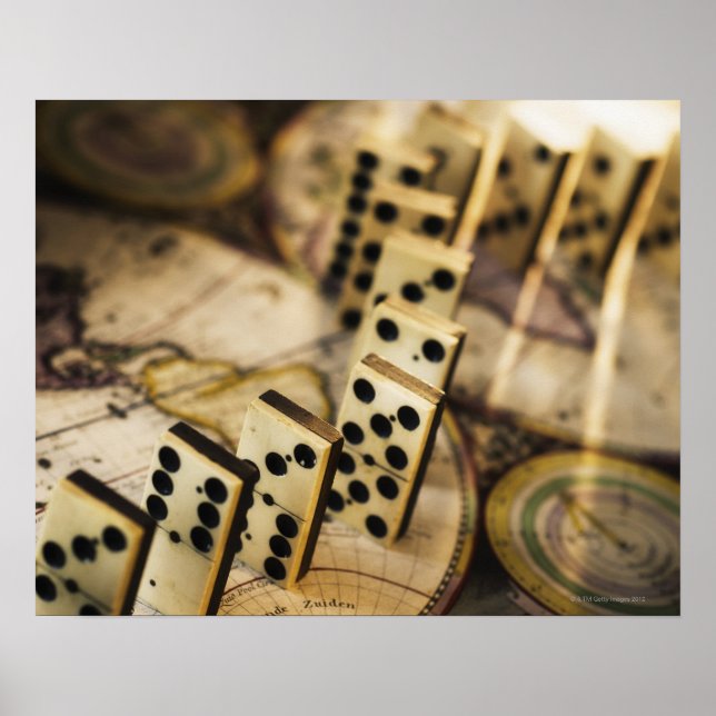 Póster Fila de dominó en el mapa del mundo antiguo 2 (Frente)