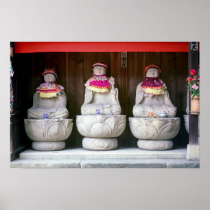 Póster Fila de estatuas de monjes Jizo con babero y sombr