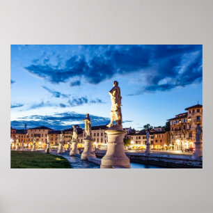 Póster Fila de estatuas iluminadas en Padova