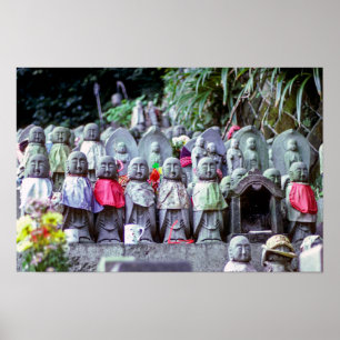 Póster Filas de pequeñas estatuas de monjes jizo con bíbs