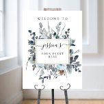 Póster Floral de la Marina Azul agitada cualquier signo d<br><div class="desc">Elegante señal de bienvenida con la posibilidad de añadir cualquier evento, y exquisito ramo de flores que recubre su información. 8" x 10" es simplemente un ejemplo, puede elegir entre tamaños más grandes y pequeños. Foliage y flores en tonos polvorientos azules, navales, blancos, grises, sabios y caramelos. Su nombre en...</div>