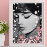 Póster Floral Mujer Fantasía rosa botánica Pop Art<br><div class="desc">Este Poster muestra a una hermosa mujer rodeada de bonitas flores rosas y blancas. La elección de la temática de Floral Woman se debe a que se trata de un tema de tendencia que le dará un toque de belleza y calma a la decoración. La elección del retrato de mujer...</div>