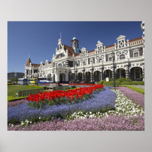 Póster Flores de primavera y estación de tren histórica,