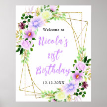 Flores púrpuras con follaje de cumpleaños de bienv