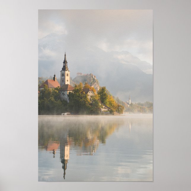 Póster Foggy sunrise Lake Bled poster vertical (Frente)