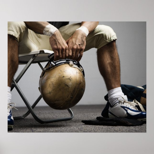 Póster Football player sitting in locker room (Frente)