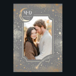 Póster Foto boda Celestial Gris Gris Estrellas Luna<br><div class="desc">Una fotografía boda de temática celeste con un diseño gris y dorado con una luna creciente, estrellas fugaces, nubes del cielo nocturno y constelaciones. Este keepsake personalizado, con sus iniciales y su foto favorita, es perfecto para colgar en su habitación. También hace un hermoso poster de fotografía de compromiso.</div>