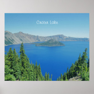 Póster Foto de agua azul y árboles alpinos en Crater Lake