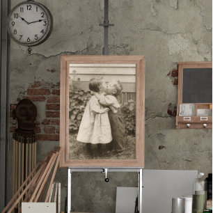 Póster Foto de amor vintage de niños besándose en un jard