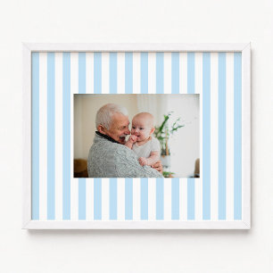 Póster Foto de bebé niño con rayas azules pálidas y blanc