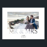Póster Foto de boda de pareja de amor romántico Sr y Sra<br><div class="desc">este cartel de Sr y Sra chic y minimalista presenta una pareja recién casada personalizada con su nombre personalizado y fecha de boda. ¡Ideal para una recepción de boda,  fiesta,  recuerdo de boda o regalo de boda!</div>