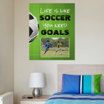 Póster Foto de cotización motivacional del fútbol<br><div class="desc">Personaliza este dicho motivacional poster de fútbol con la cita LIFE ES COMO EL FÚTBOL - NECESITAS OBJETIVOS con tu propia imagen. El ejemplo se muestra en un poster de 16x20" con el documento de valor: en la página de pedidos se muestran otros tamaños y opciones de calidad de papel...</div>