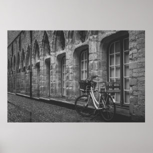 PÓSTER FOTO DE GRAYSCALE DE BIKE PARKED BESIDE BUILDING