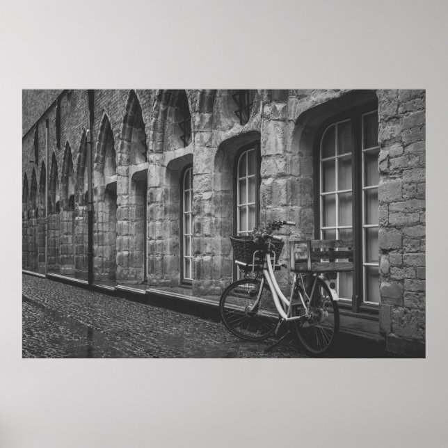 PÓSTER FOTO DE GRAYSCALE DE BIKE PARKED BESIDE BUILDING (Frente)