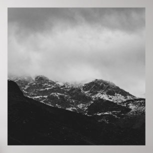 PÓSTER FOTO DE GRAYSCALE DE LA MONTAÑA CUBIERTA DE NIEVE