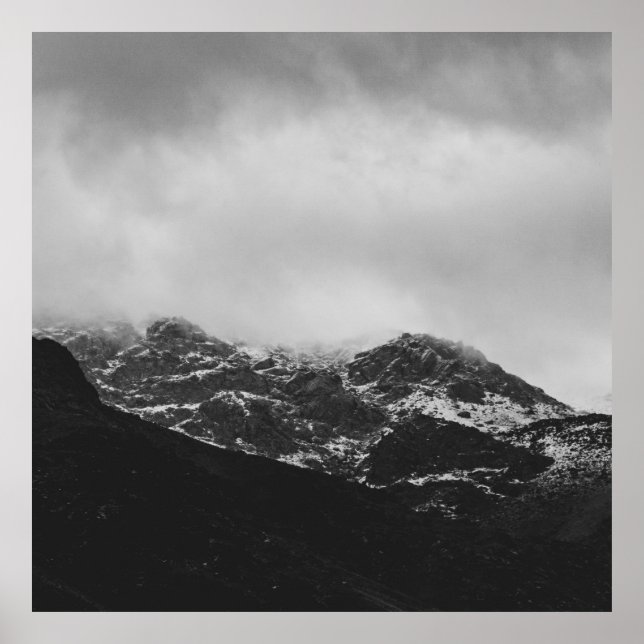 PÓSTER FOTO DE GRAYSCALE DE LA MONTAÑA CUBIERTA DE NIEVE (Frente)