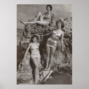 PÓSTER FOTO DE GRAYSCALE DE TRES MUJERES PARADAS Y SITTIN