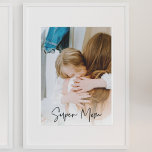 Póster Foto de mamá moderna y texto de supermamá | Regalo<br><div class="desc">Este regalo es perfecto para el Día de la Madre,  cumpleaños o cualquier ocasión en la que quieras mostrar tu aprecio por la maravillosa madre en tu vida. Es una manera única y sincera de expresar tu amor y gratitud y seguro que será valorada en los años venideros.</div>