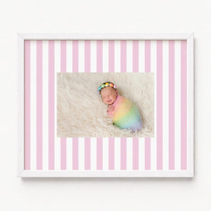 Póster Foto de niña bebé con rayas de caramelo rosa pálid