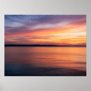 Póster Foto de paisaje de lago con puesta de sol naranja