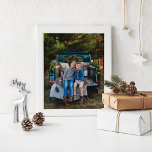 Póster Foto de Personalizado de vacaciones de invierno en<br><div class="desc">La impresión fotográfica de vacaciones puede ser personalizada para mostrar a un Navidad familiar favorito o la memoria de la temporada invernal! Actualice su decoración de temporada con una foto para cada temporada. Simplemente apaga las impresiones de tu marco de pared para una actualización de la decoración. Crédito de la...</div>