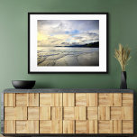 Póster Foto de Pismo Beach California Dramática Bold Suns<br><div class="desc">Esta espectacular playa costera de Pismo Beach, California, amplia, prístina y arenosa, tomada cerca de la puesta de sol, exuda tranquilidad y soledad. Aquí encontrará a los surfistas esperando la ola perfecta, así como a los pequeños pájaros buscando su aperitivo por la noche. Usted puede personalizar fácilmente este poster además...</div>