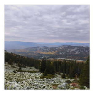 Póster foto de un bosque montañoso otoñal, montañas, p